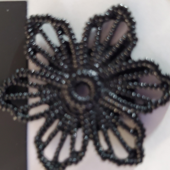 VERA WANG Flower Earrings - Picture 2 of 4